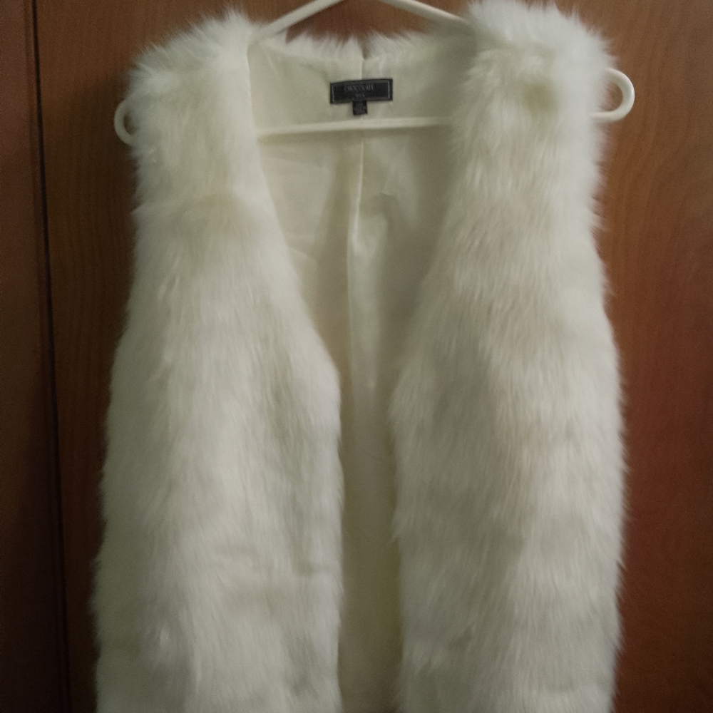 White Faux Fur‎ Vest (Chocolate USA)Large Demensions Are 19" X 24"